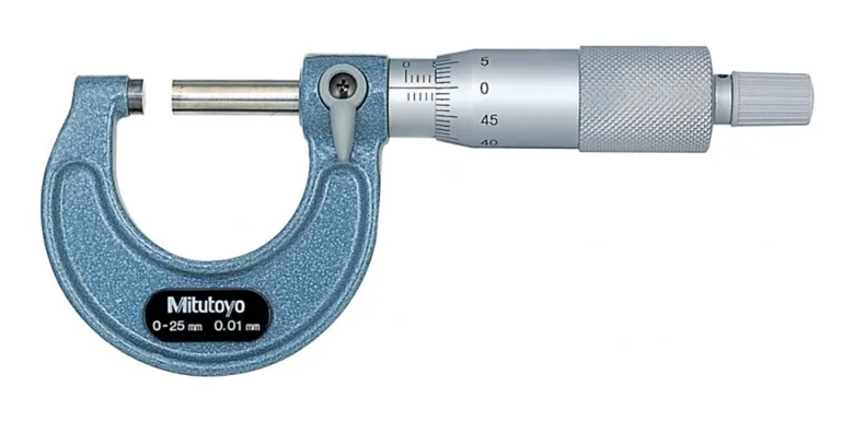 Micrômetro externo mecânico Mitutoyo 103-137 de 0 a 25 mm, com arco azul e tambor graduado.