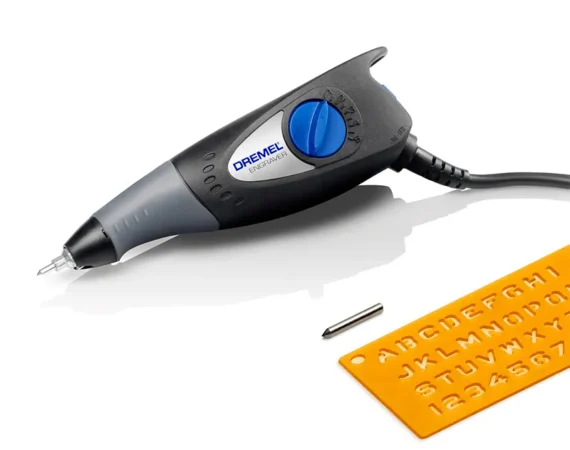 Gravador Dremel 290 com seletor azul de profundidade, ponta e molde de letras e números.