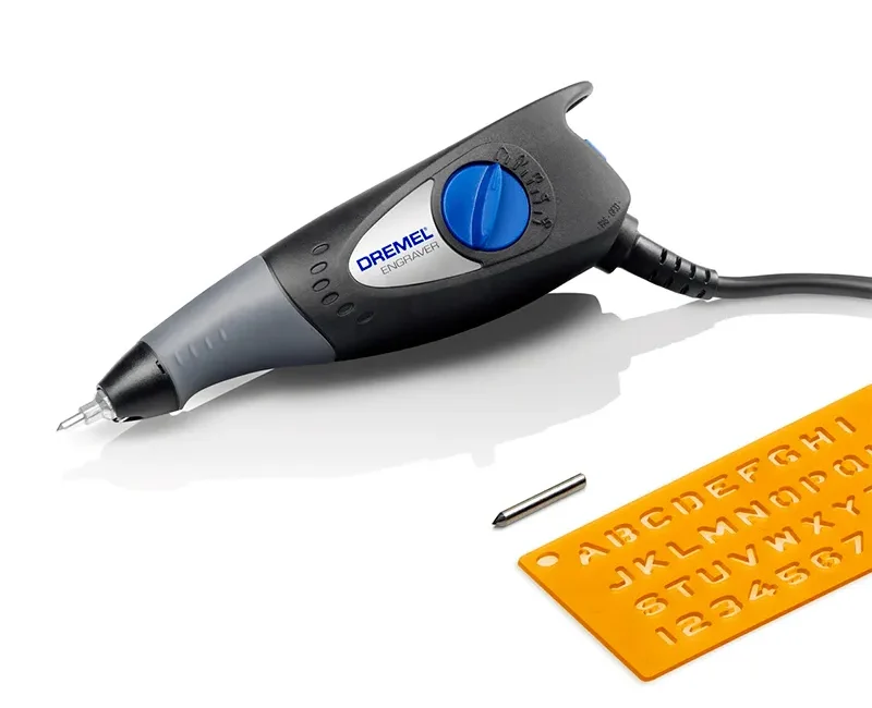 Gravador Dremel 290 com seletor azul de profundidade, ponta e molde de letras e números.